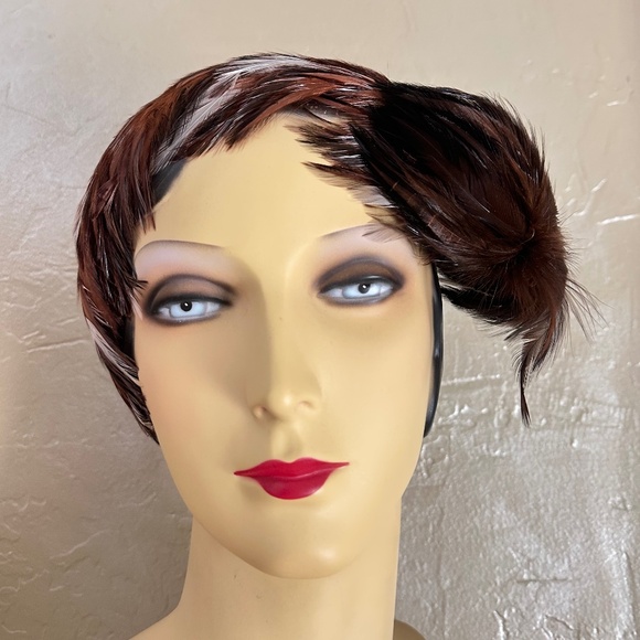 FESTIVE 1950s\' BROWN/WHITE/RUST FEATHER COCKTAIL HAT main image 13